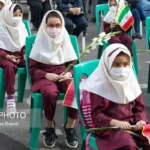 قاب متفاوت جشن کلاس‌اولی‌ها ؛ عکس دختربچه تنها وایرال شد
