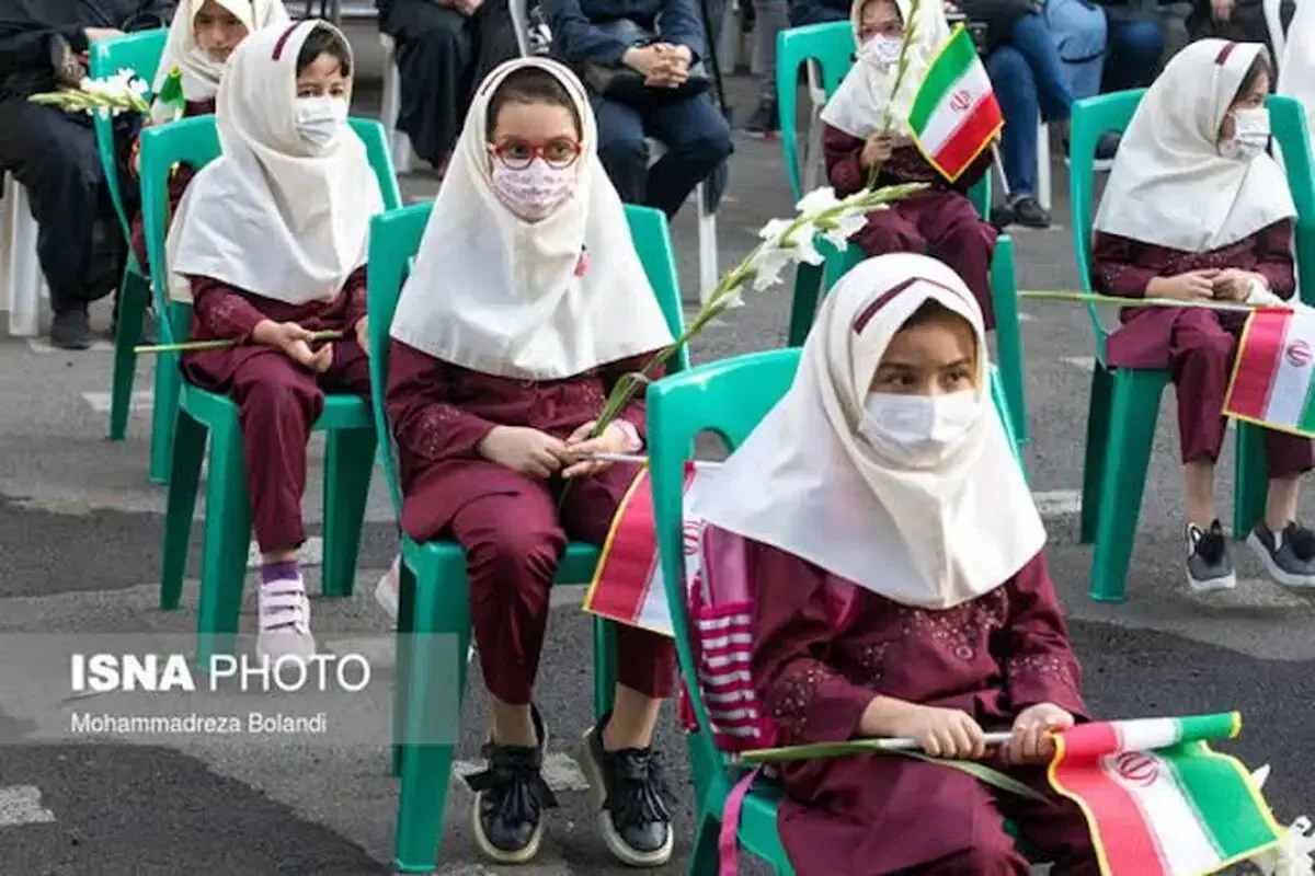 قاب متفاوت جشن کلاساولیها ؛ عکس دختربچه تنها وایرال شد