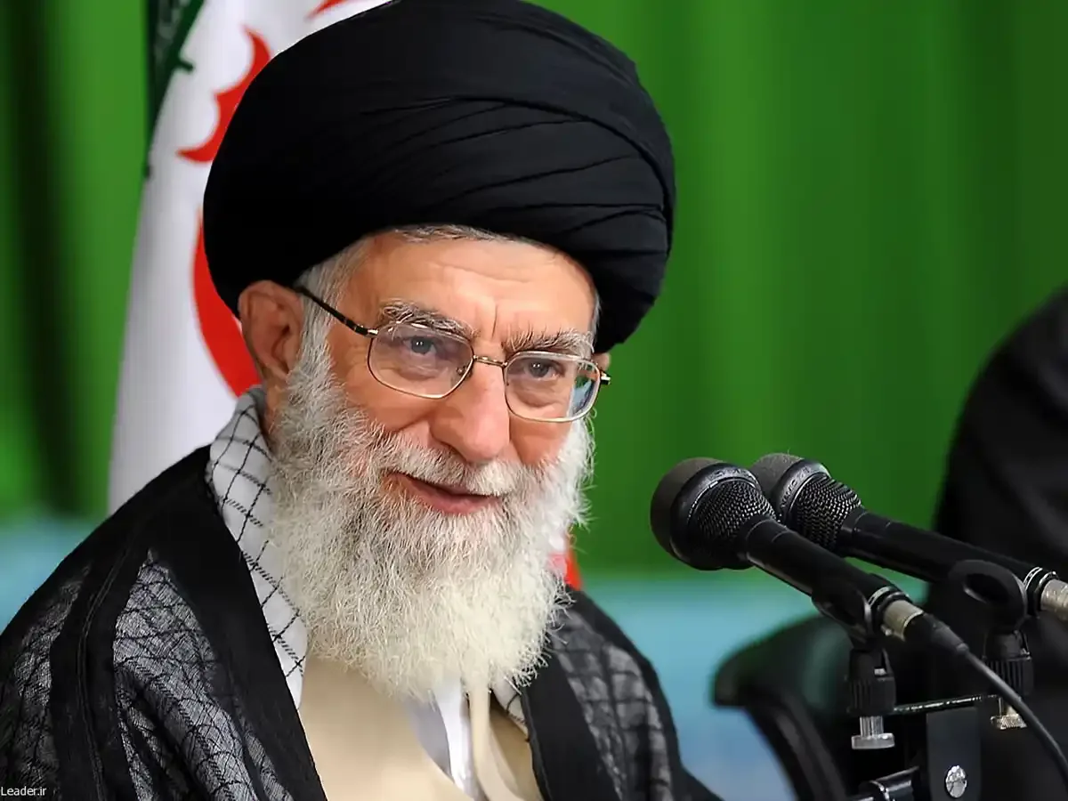 روایت الحسناوی از سجاده آیت الله خامنهای (ره ) هنگام ترور و شهادت ؛ این هدیه چه بود؟