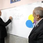 رئیس جمهور پزشکیان پای تخته رفت ؛ سؤال متفاوتی که از دانش‌آموزان پرسید