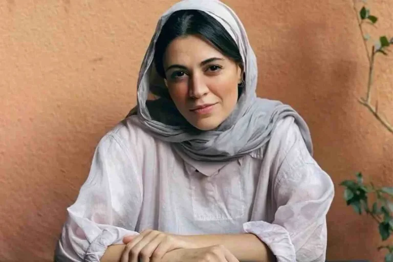 واکنش‌های جنجالی به آغوش زوج هنرمند روی صحنه تئاتر + عکس