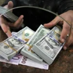 فروش ارز تا سقف ۱۰ هزار دلار ؛ صف‌های طولانی یا موجودی محدود؟