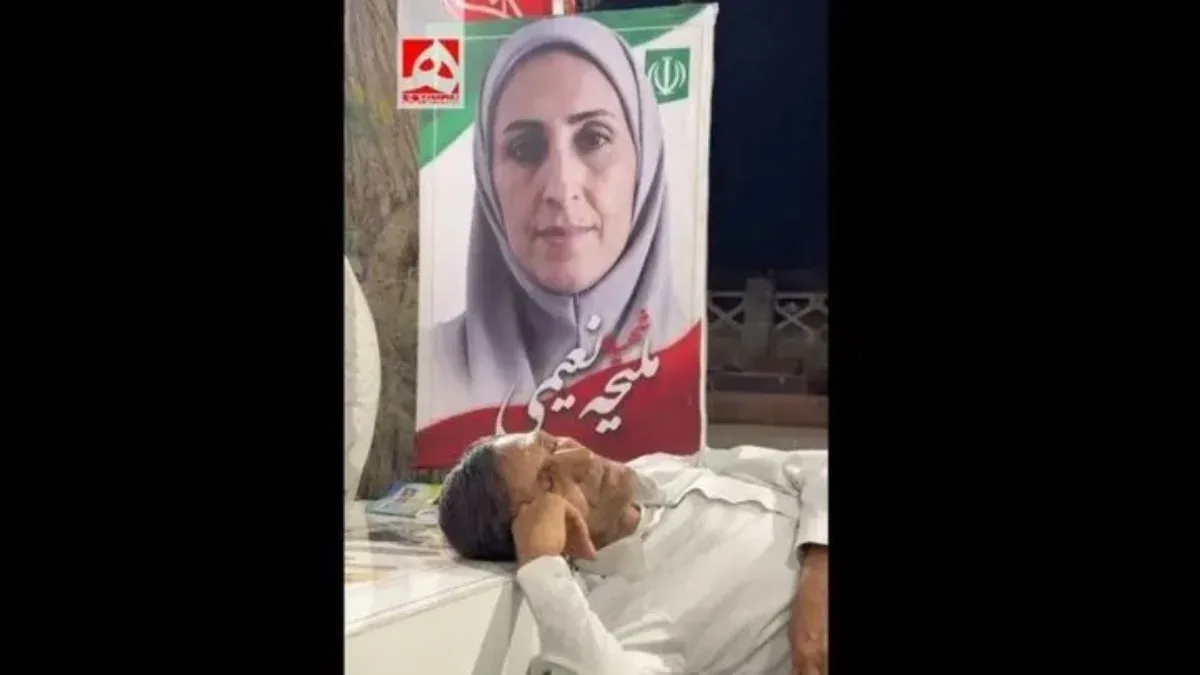پدر شهیده ملیحه نعیمی سر بر مزار دخترش گذاشت؛ تصویری که دل‌ها را لرزاند