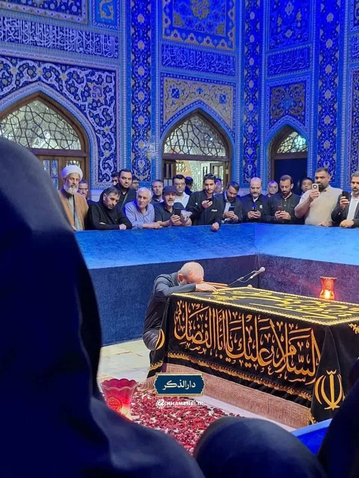 عکس پزشکیان بر مزار حضرت آیتالله شهید سیدعلی خامنهای در حرم رضوی مسعود پزشکیان رئیسجمهور در رواق دارالذکر حرم امام رضا هنگام زیارت مزار رهبر شهید انقلاب