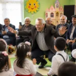 این پدربزرگ مراسم مهدکودک نوه اش را کامل دست گرفت ؛ لحظه‌ای بامزه و دوست‌داشتنی