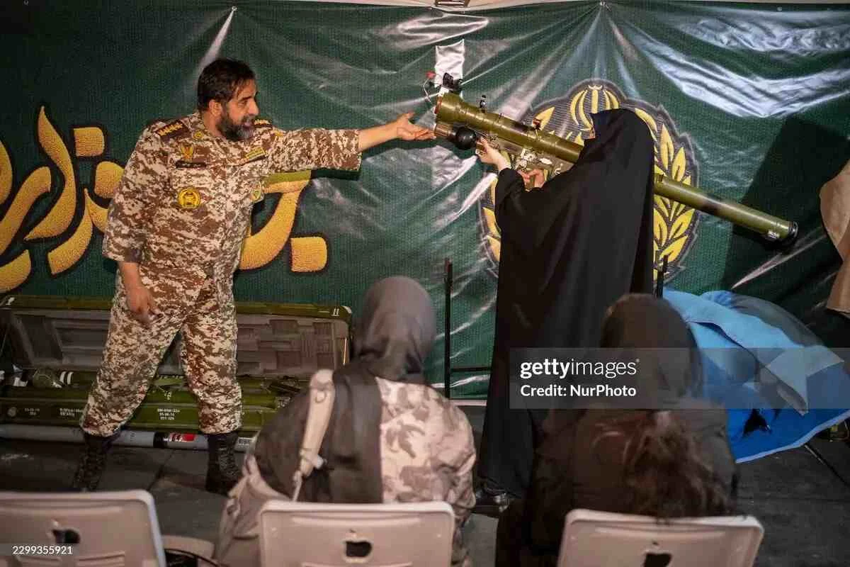 آموزش پدافند هوایی به زنان تهرانی؛ آموزش کار با دوشپرتاب میثاق-۲ + تصاویر