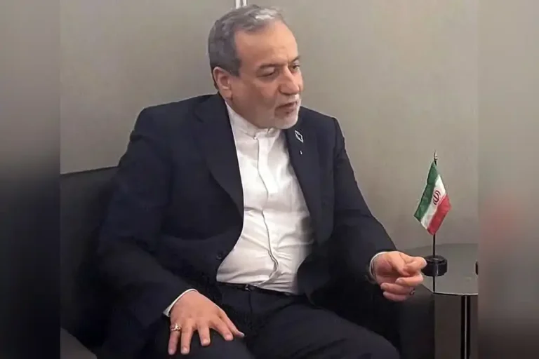 حضور عراقچی در مراسم تدفین خواهرش ؛ لحظات وداع با یک یادداشت تلخ