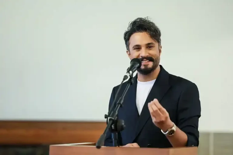 دیدار گرم راغب با زائران حرم رضوی؛ سلفی‌های صمیمانه با مداح اهل بیت
