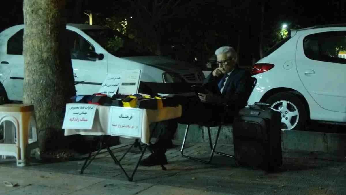 تصاویر مرد دستفروش شیک‌پوش ایرانی / یکی از خوش‌تیپ‌ترین ها در بازار تهران