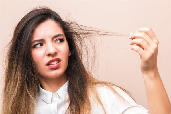 چگونه با روش های خانگی وز موهای مجعد را از بین ببریم؟