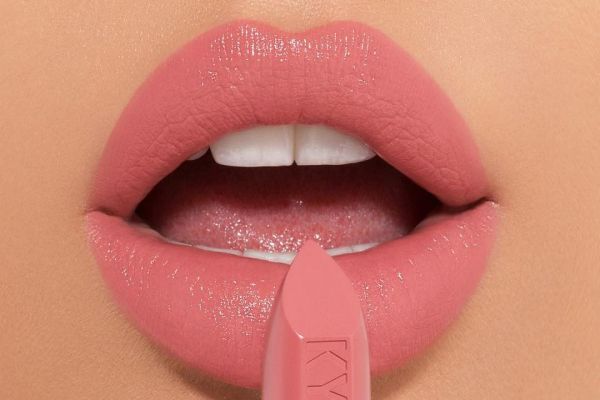 با یک آرایش حرفه ای لب های تان را برجسته و زیبا کنید