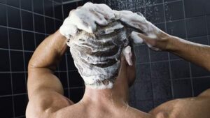 در هنگام شامپو زدن به مو این اشتباهات را مرتکب نشوید