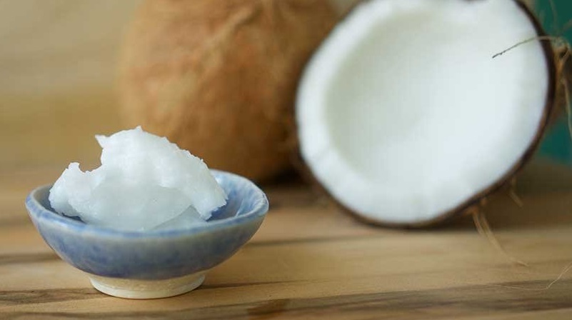 از بین بردن خط خنده با روغن نارگیل از بین بردن خط خنده