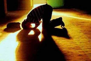 ادای اذکار نماز در حال خمیازه