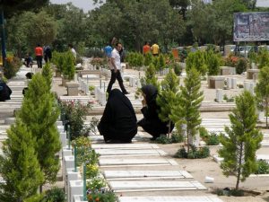 آداب قبرستان رفتن از منظر اسلامی چگونه است؟