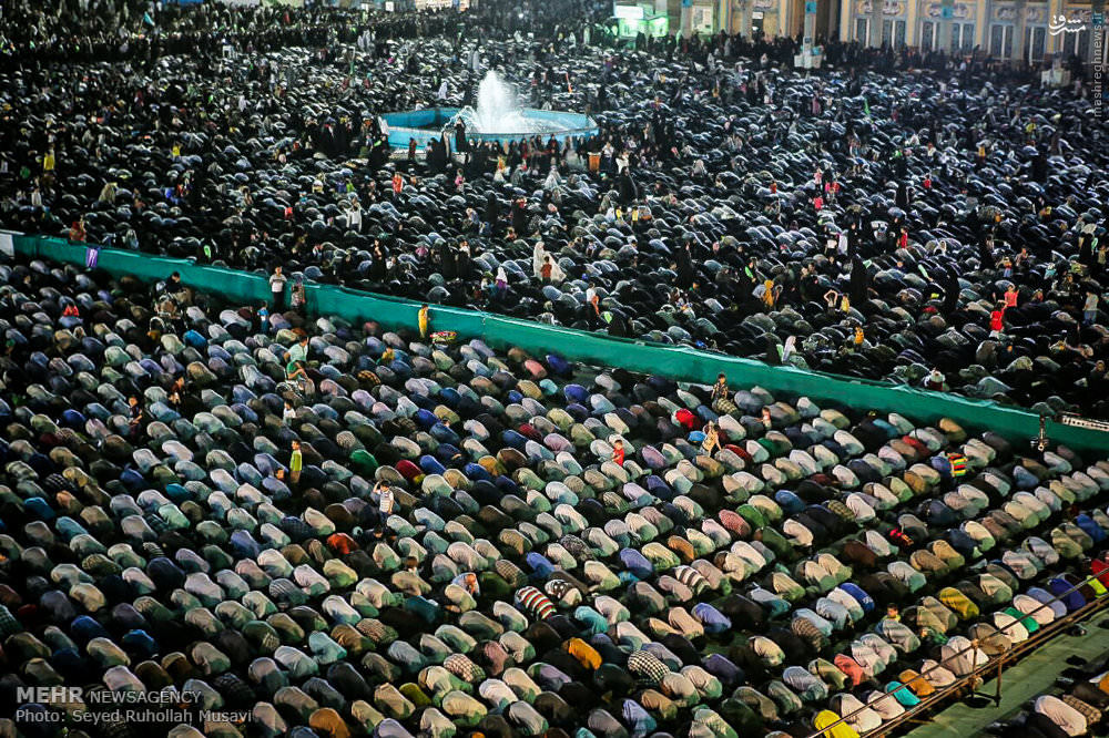 فاصله زن و مرد در نماز چقدر باید باشد؟ فاصله زن و مرد در نماز