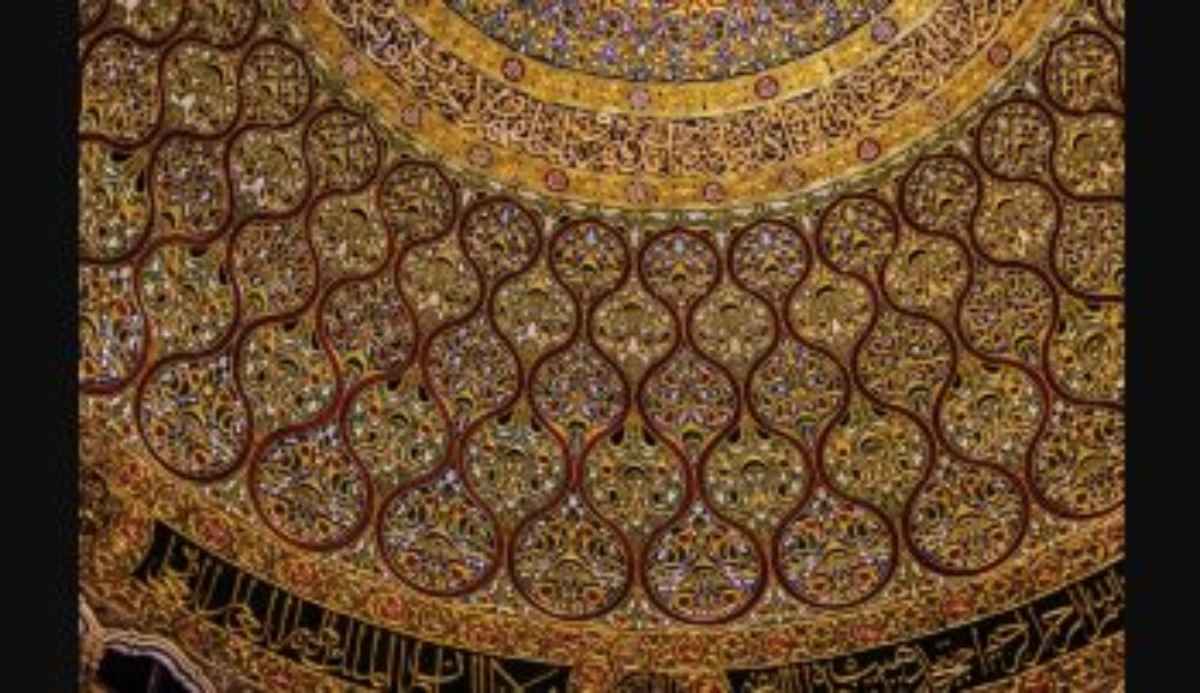 در زمان سلطنت سلطان سلیمان قانونی عثمانی، گنبد با کاشی‌کاری تزئین شده است