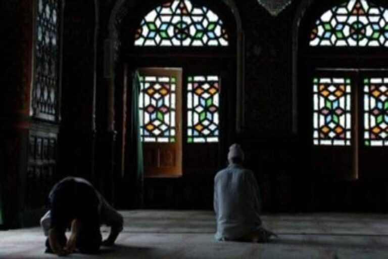 نماز بین ظهر و عصر جمعه؛ نحوه خواندن و مزایای آن