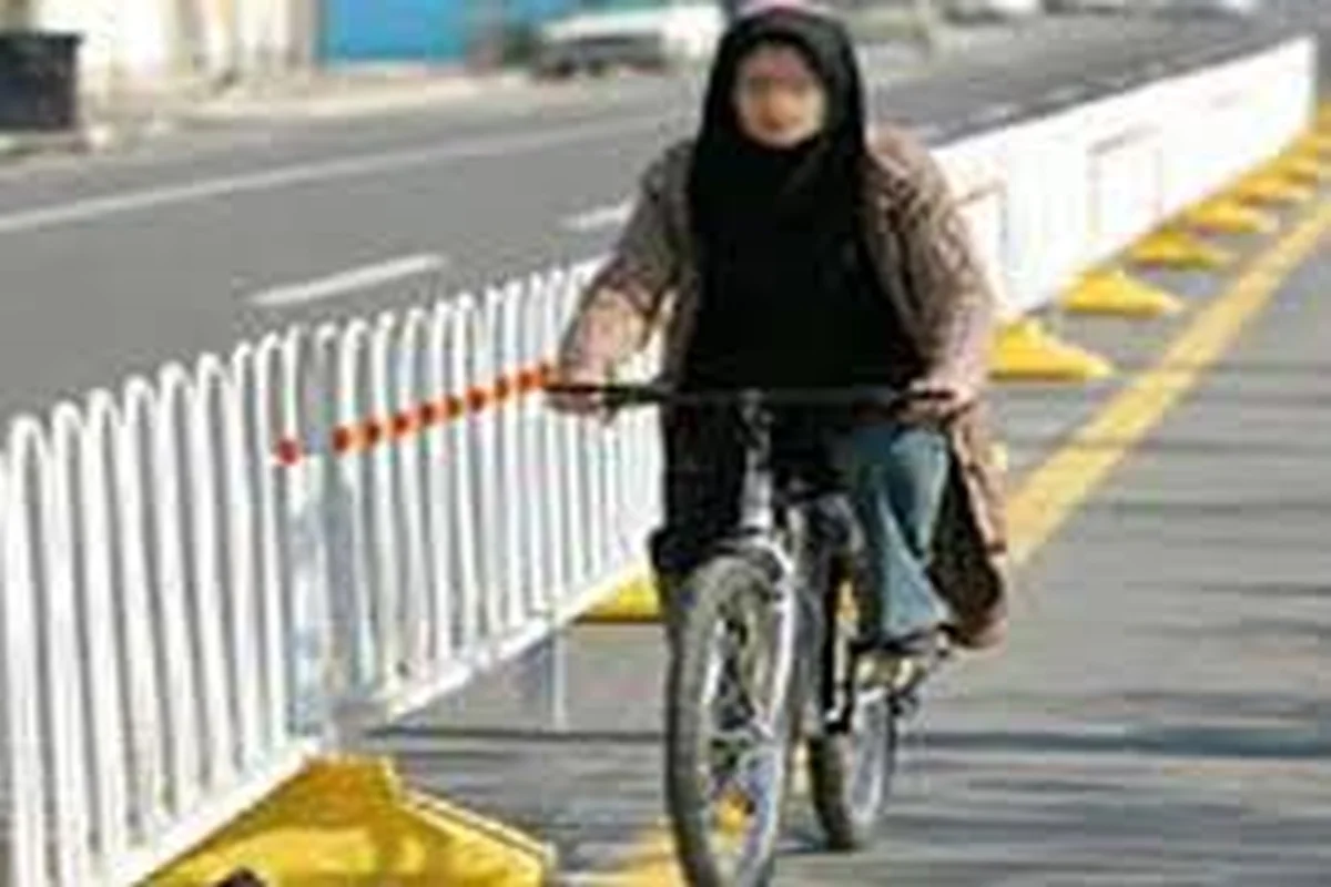 حکم دوچرخه سواری در خیابان برای زنان