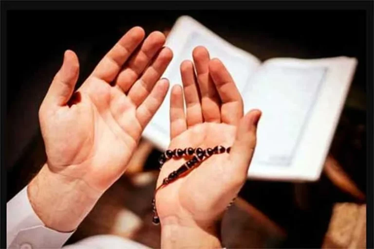 جز به نزد سه نفر به هیچ کس “حاجت” خود را مگو!
