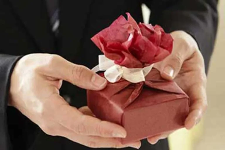 هدیه دادن به دختر و سخن پیامبر
