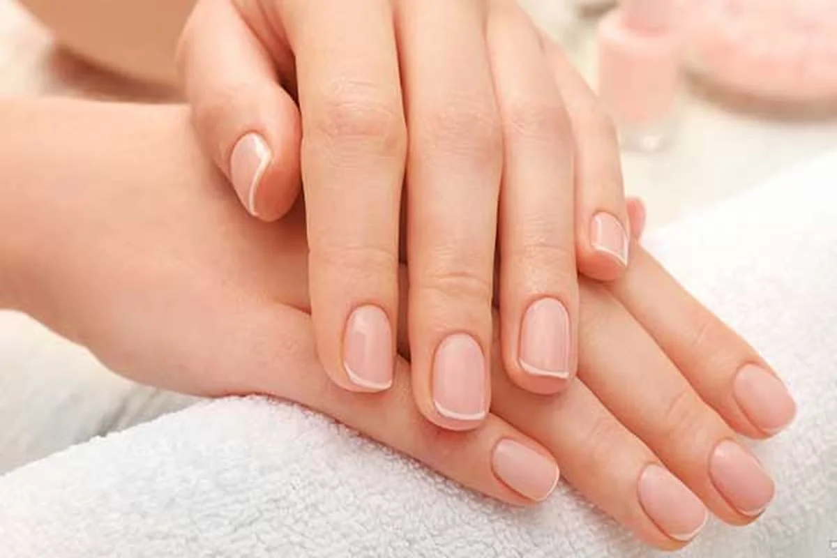 کاشت ناخن مصنوعی چه حکمی دارد؟