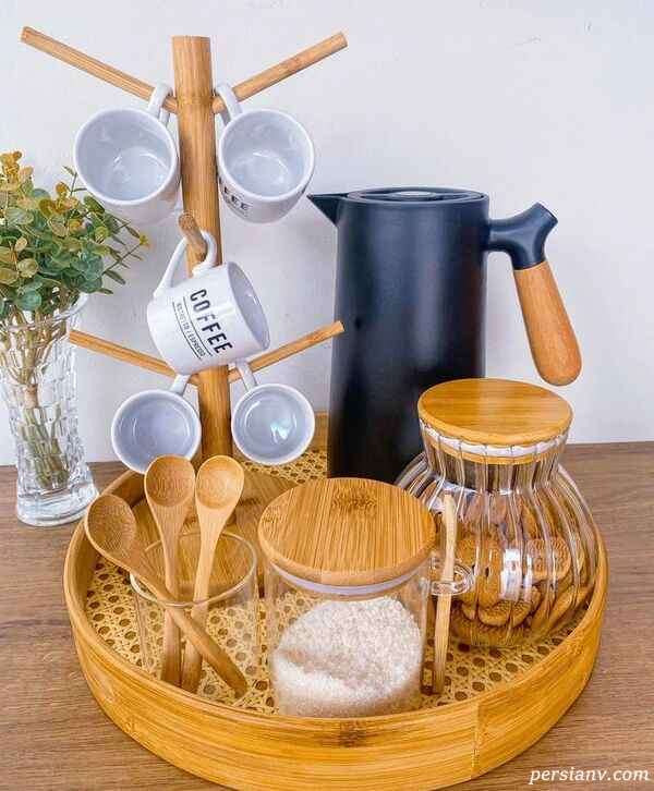 مرتب کردن وسایل روی کابینت در آشپزخانه
