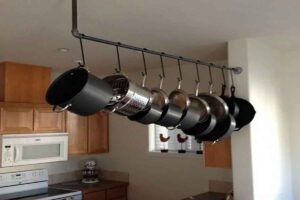 چیدمان قابلمه و ماهیتابه در آشپزخانه‌های کوچک