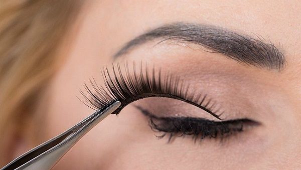 گذاشتن مژه مصنوعی