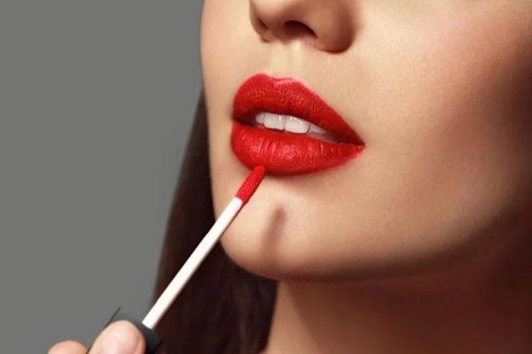 میکاپ لب با ماتیک قرمز